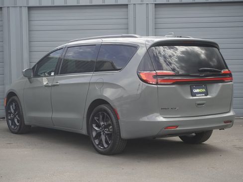 Used 2022 Chrysler Pacifica Touring-L w/ S Appearance Package AWD/4WD image 3