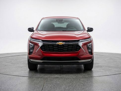 Used 2025 Chevrolet Trax LT image 2