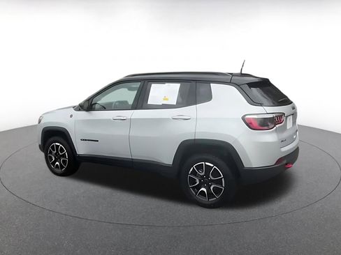 Used 2025 Jeep Compass Trailhawk image 9