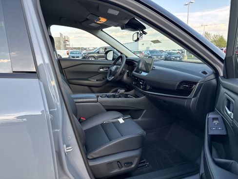 Used 2025 Nissan Rogue SL AWD/4WD image 38