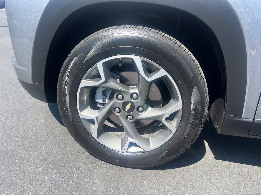 Used 2025 Chevrolet Trax LT w/ LT Convenience Package FWD image 16