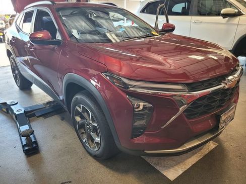 Used 2024 Chevrolet Trax LT w/ Driver Confidence Package FWD image 1