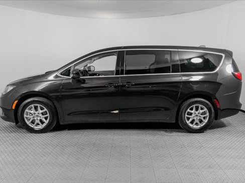 Used 2023 Chrysler Voyager LX image 3