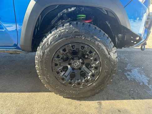Used 2017 Toyota Tacoma TRD Off-Road w/ Tow Package AWD/4WD image 18