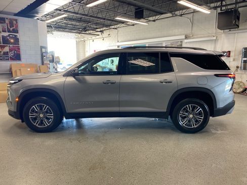 Used 2025 Chevrolet Traverse LT image 4