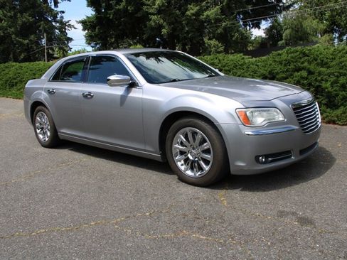 Used 2011 Chrysler 300 C RWD image 2