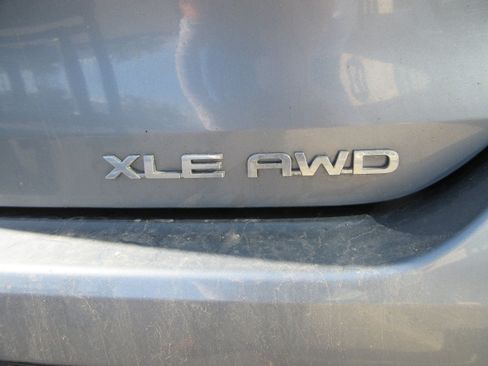 Used 2023 Toyota Highlander XLE AWD/4WD image 7