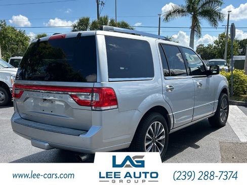Used 2017 Lincoln Navigator Select RWD image 3