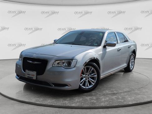 Used 2019 Chrysler 300 Touring w/ Quick Order Package 2EF RWD image 3