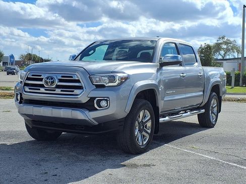 Used 2019 Toyota Tacoma Limited image 3