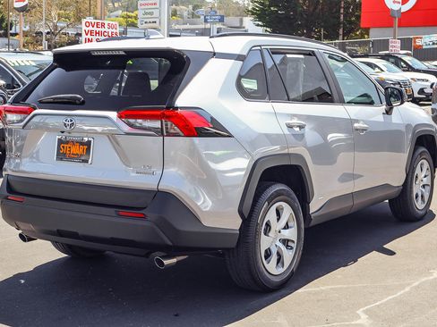 Used 2022 Toyota RAV4 LE AWD/4WD image 18