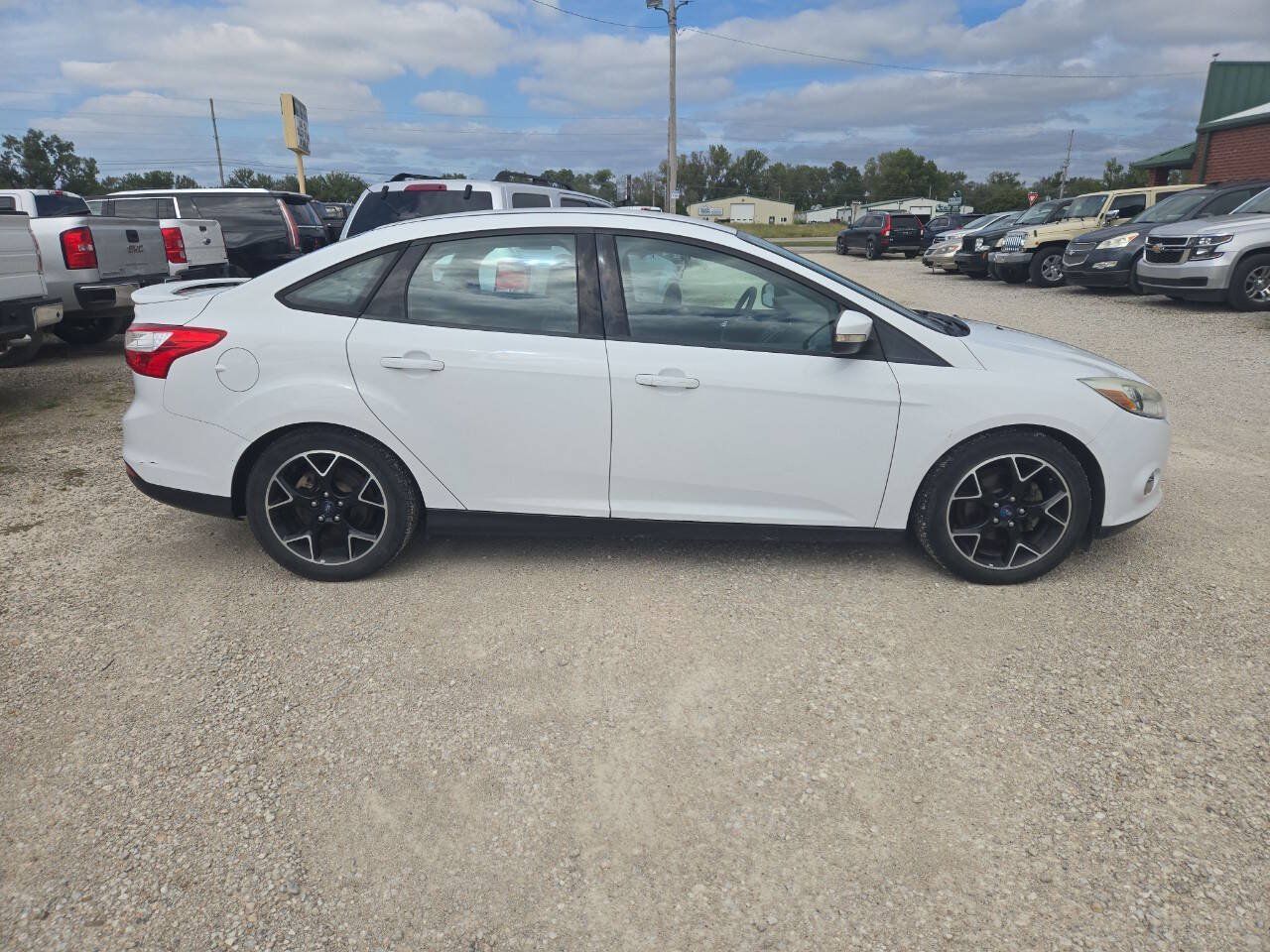 Used 2014 Ford Focus SE w/ Equipment Group 201A FWD image 2
