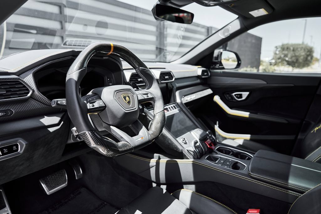 Used 2024 Lamborghini Urus Performante AWD/4WD image 2