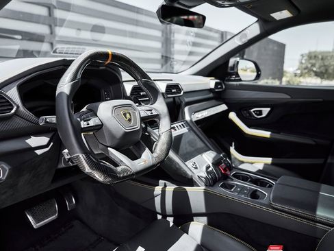 Used 2024 Lamborghini Urus Performante AWD/4WD image 2