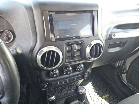 Used 2018 Jeep Wrangler Unlimited Sahara AWD/4WD image 29