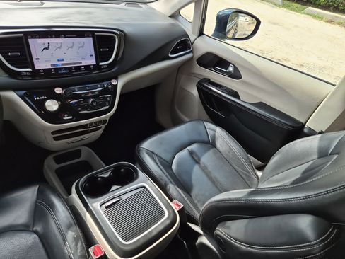 Used 2022 Chrysler Pacifica Touring-L FWD image 13