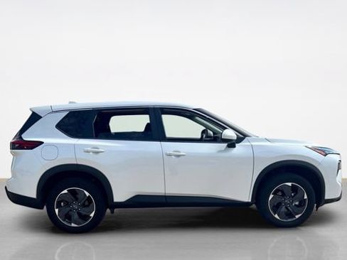 Used 2024 Nissan Rogue SV FWD image 2