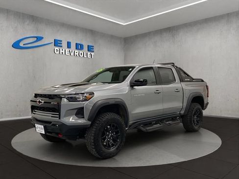 Used 2025 Chevrolet Colorado ZR2 w/ Midnight Edition AWD/4WD image 10