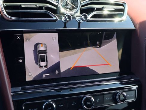 Used 2025 Bentley Bentayga image 17