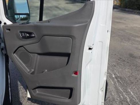 Used 2022 Ford E-Transit Medium Roof image 17