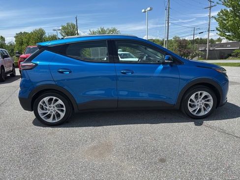 Used 2023 Chevrolet Bolt EUV LT w/ Comfort Package FWD image 7