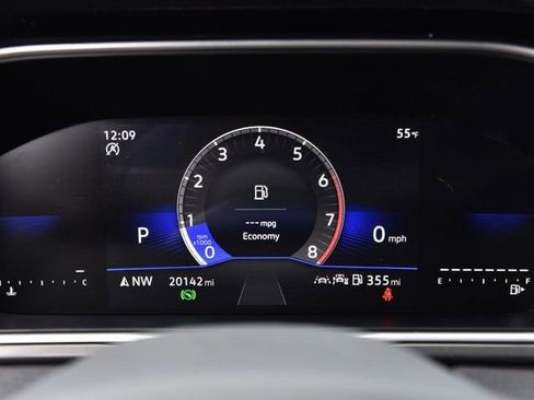 Certified 2025 Volkswagen Taos SE image 11