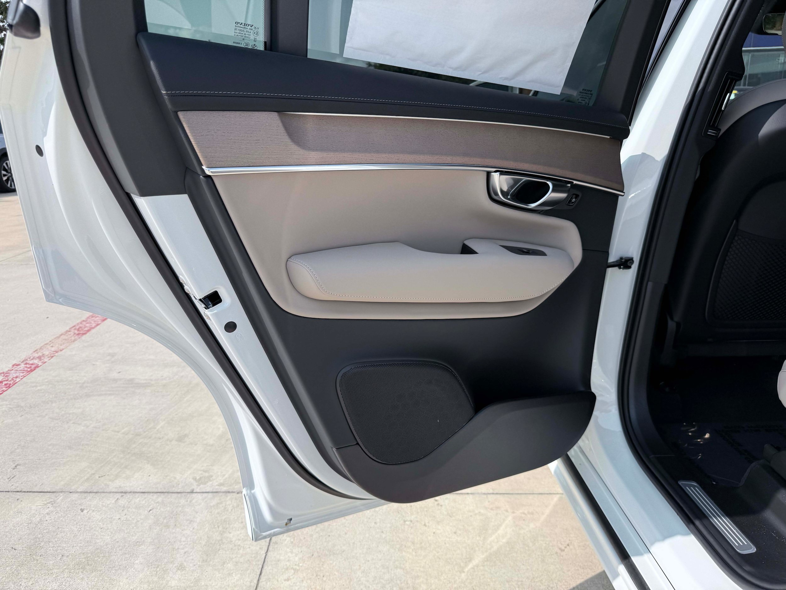 New 2026 Volvo XC90 B6 Plus w/ Protection Package Premier AWD/4WD image 15