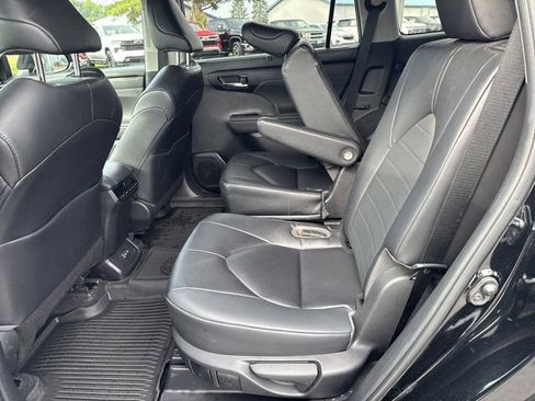 Used 2023 Toyota Highlander XLE image 15