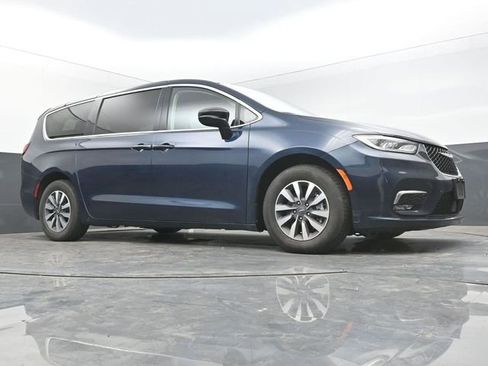 Used 2024 Chrysler Pacifica Limited FWD image 43