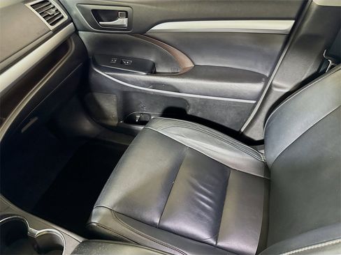 Used 2018 Toyota Highlander SE image 22