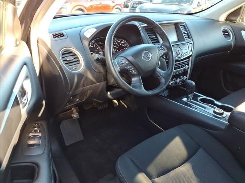 Used 2019 Nissan Pathfinder SV image 17