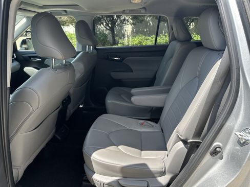 Used 2024 Toyota Highlander XLE AWD/4WD image 27