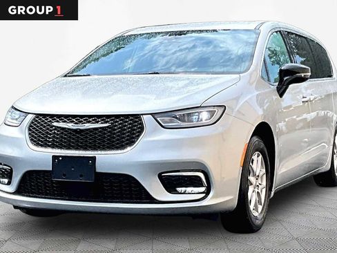 Used 2024 Chrysler Pacifica Touring-L FWD image 1