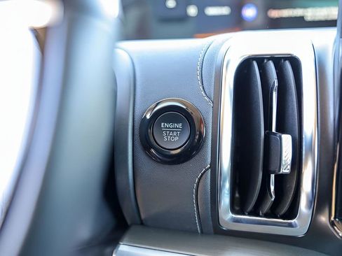 Used 2025 Ford Expedition Platinum image 19