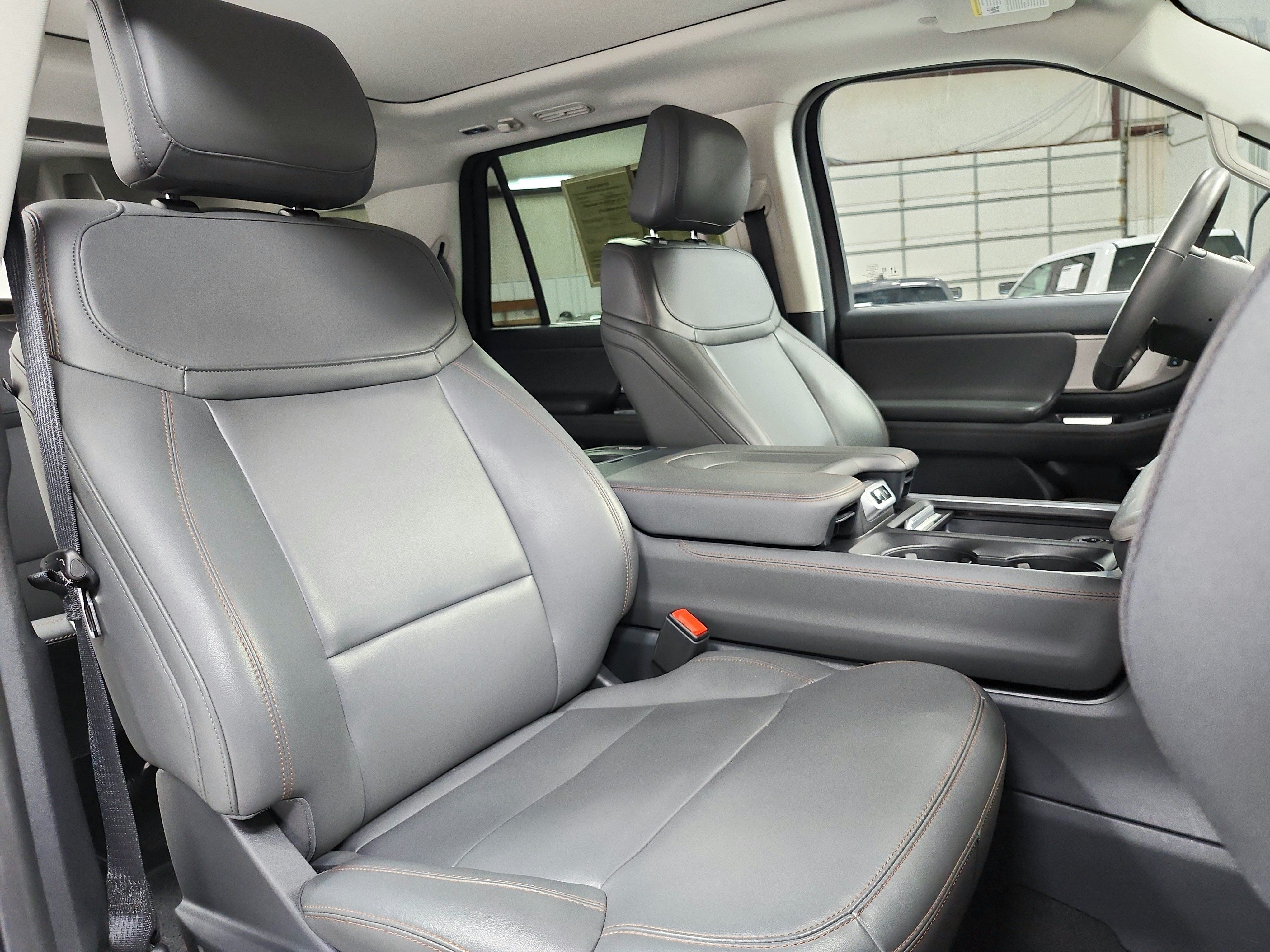 Used 2025 Ford Expedition Active AWD/4WD image 48
