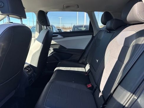 Used 2025 Volkswagen Taos SE image 9