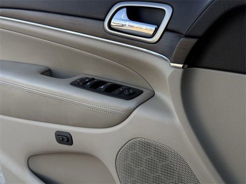 Used 2017 Jeep Grand Cherokee Overland image 26