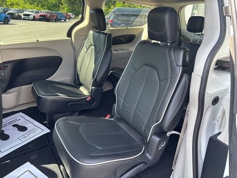 Used 2024 Chrysler Pacifica Limited FWD image 14