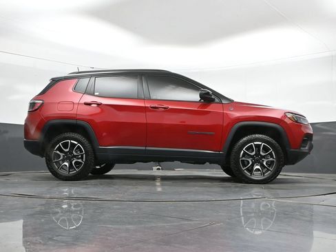 Used 2025 Jeep Compass Trailhawk AWD/4WD image 43