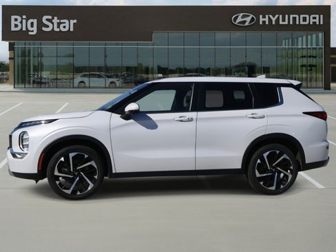 Used 2024 Mitsubishi Outlander SE image 2