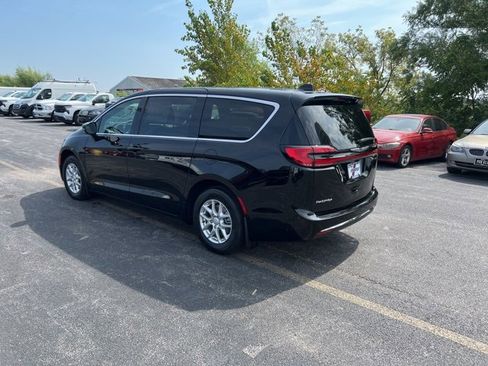 New 2026 Chrysler Pacifica Select image 3