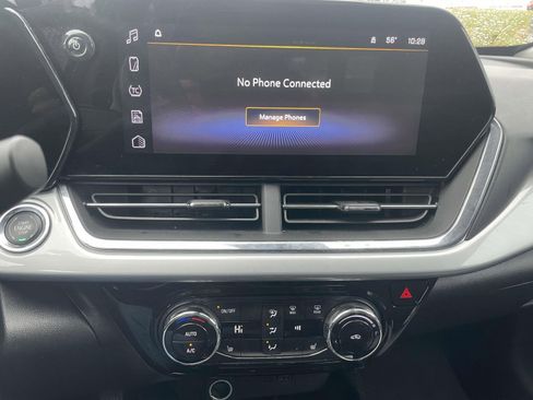 Used 2025 Chevrolet Trax LT w/ LT Convenience Package FWD image 20