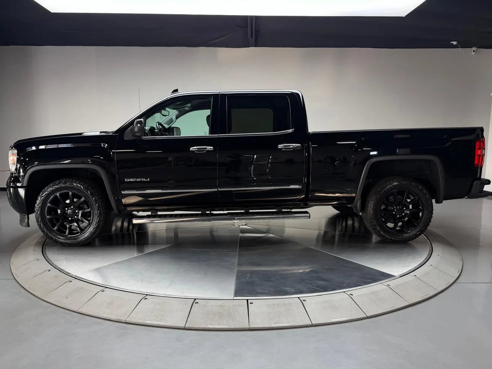 Used 2015 GMC Sierra 1500 Denali w/ Driver Alert Package AWD/4WD image 4