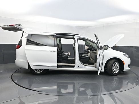 Used 2017 Chrysler Pacifica Touring-L image 32