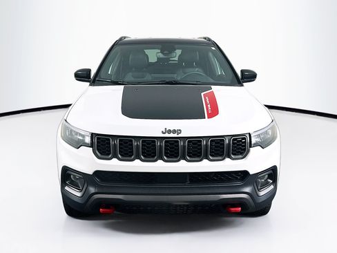 Used 2025 Jeep Compass Trailhawk AWD/4WD image 2