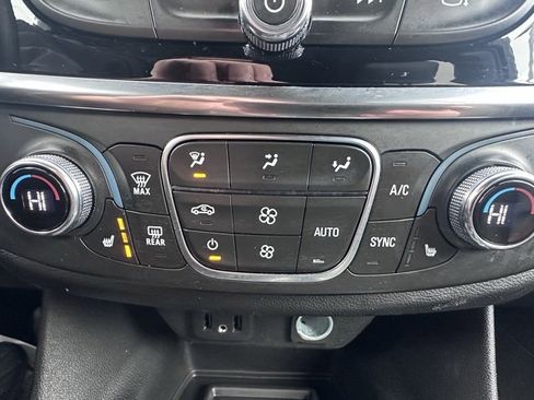 Used 2023 Chevrolet Traverse LT image 27