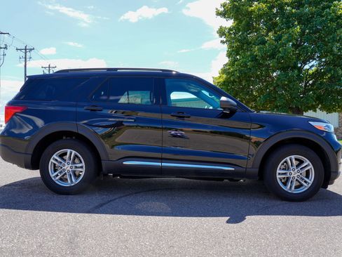 Used 2024 Ford Explorer XLT AWD/4WD image 2