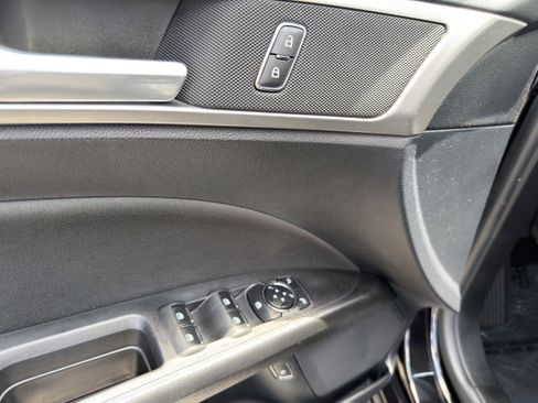 Used 2020 Ford Fusion SE FWD image 24