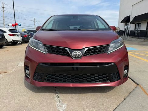 Used 2018 Toyota Sienna SE FWD image 4