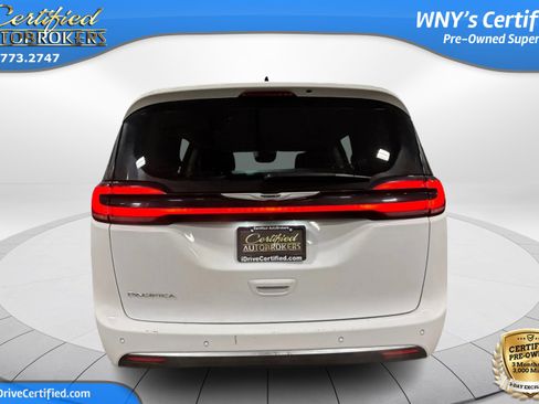 Used 2024 Chrysler Pacifica Touring-L image 7